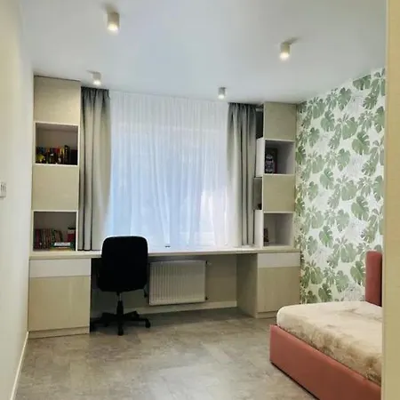 Komuny Paryskiej 3 *
