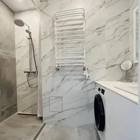 Apartment Komuny Paryskiej 3 *